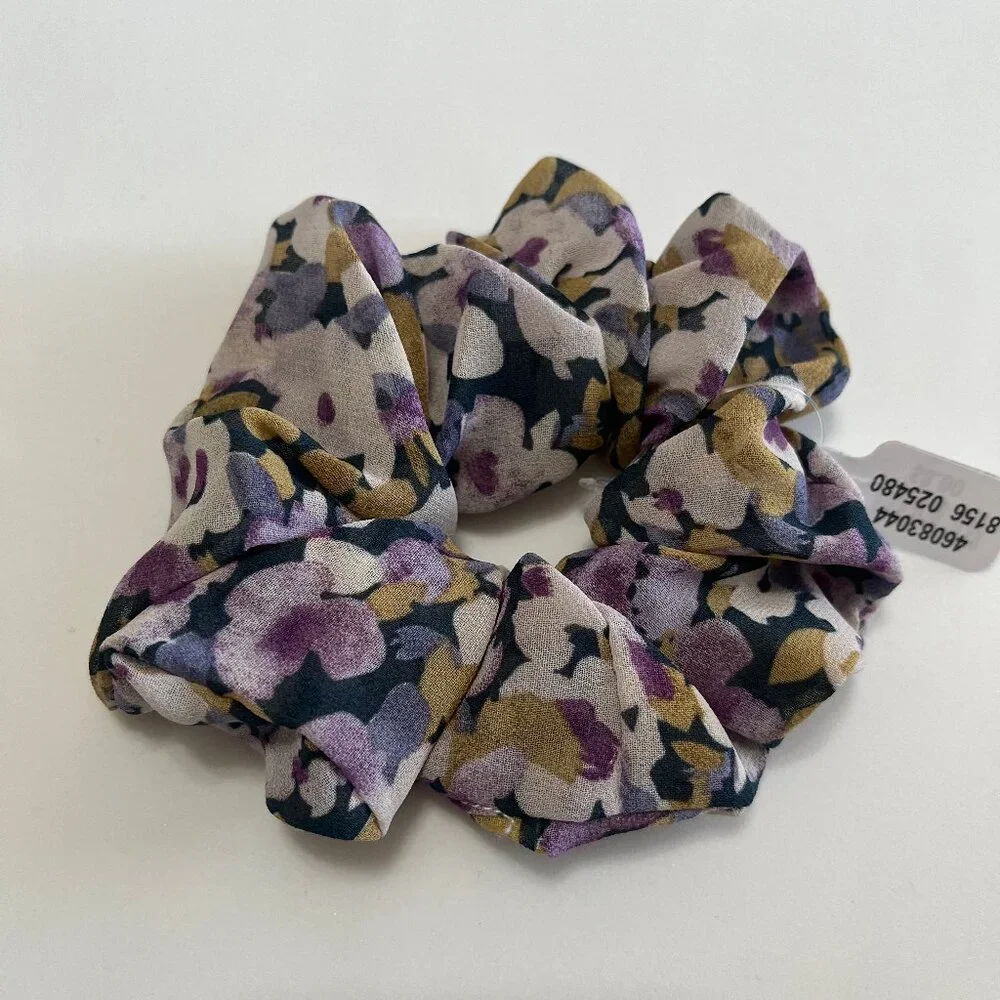 TAKEN🚫 FREE GIFT Free People Floral Hair Scrunchie - Picture 2 of 3